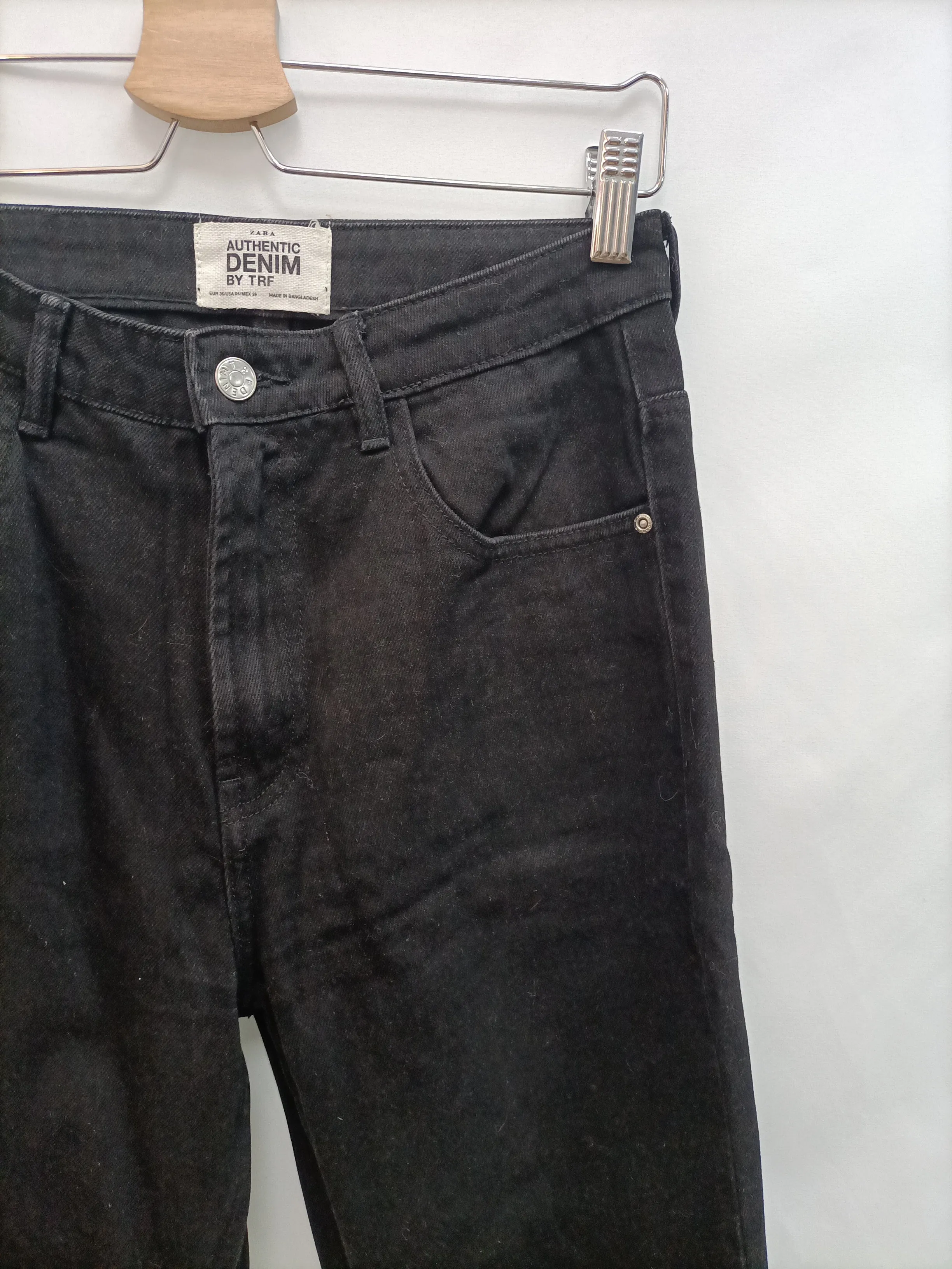 ZARA. Pantalón momfit negro T.36